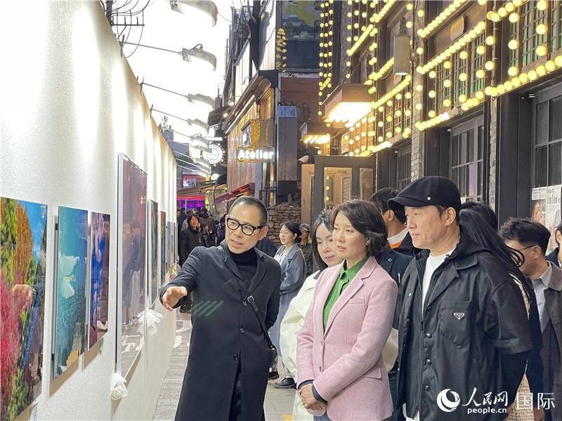 韓國中小風險企業(yè)部長官李永參觀梨泰院街頭藝術展。實習生 許鵬飛攝