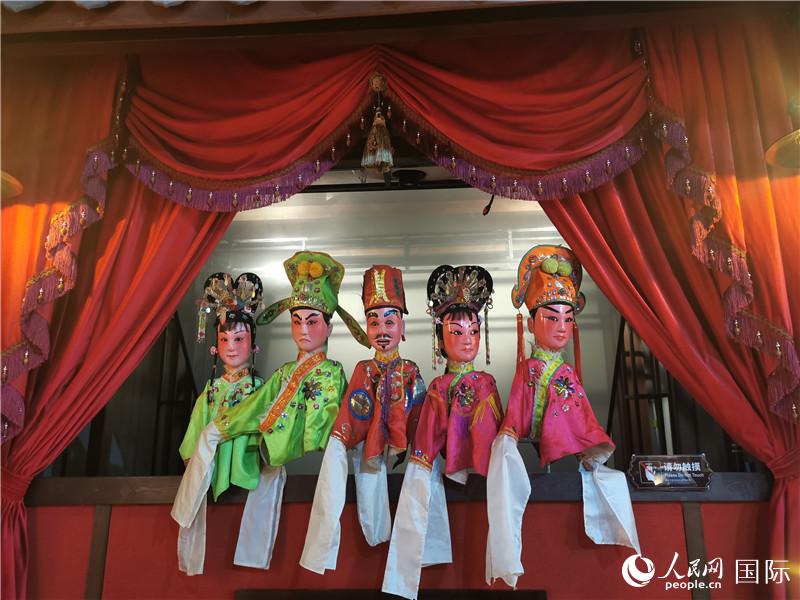 3D公仔戲臺。人民網(wǎng)記者 符園園攝