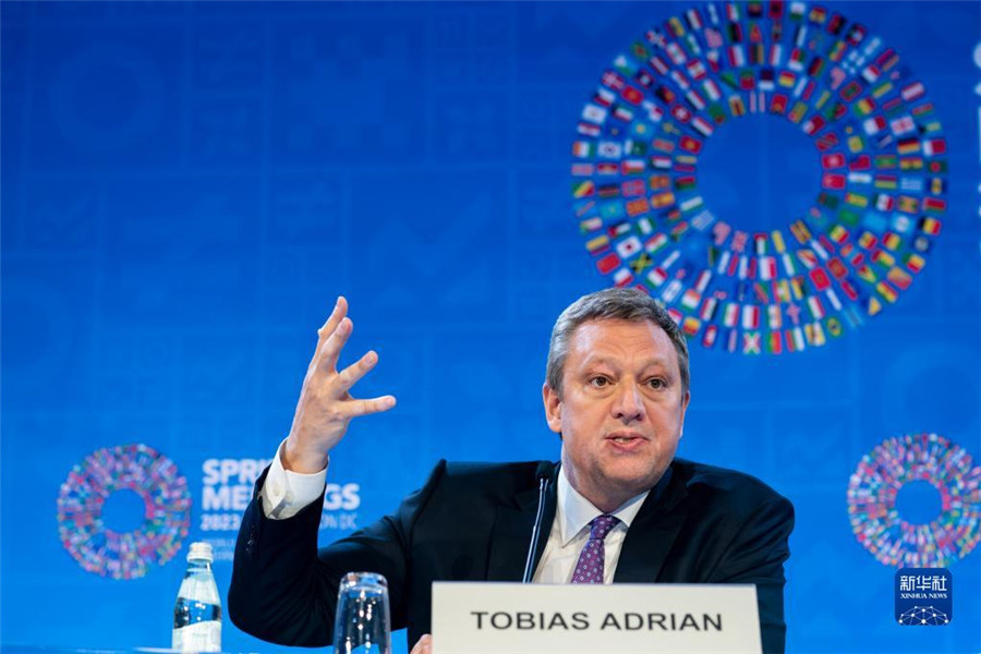 4月11日，在美國(guó)華盛頓，IMF貨幣與資本市場(chǎng)部主任托比亞斯·阿德里安出席記者會(huì)。新華社記者 劉杰 攝