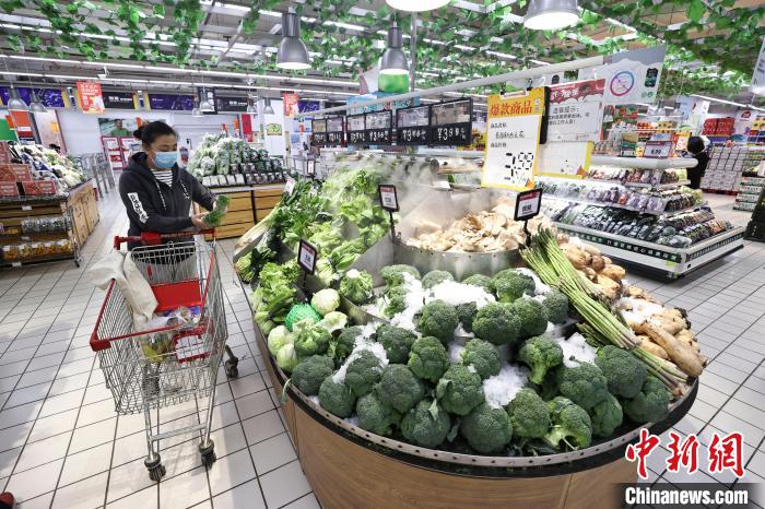 30年間，購物方式從“手推車”到“一鍵購”，美特好見證著山西超市經(jīng)濟(jì)的變遷。　張?jiān)?攝