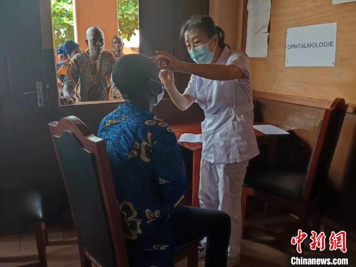 義診現(xiàn)場(chǎng)?！≈袊?guó)(寧夏)第26批援貝寧醫(yī)療隊(duì) 供圖