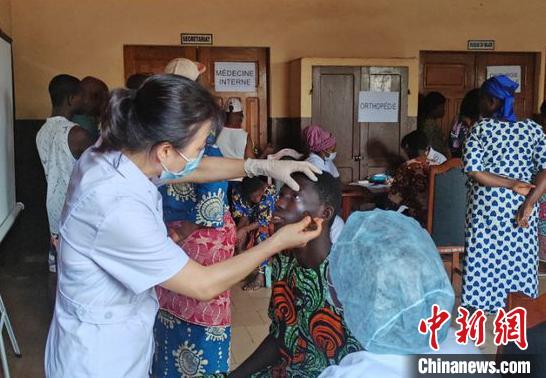 義診現(xiàn)場(chǎng)?！≈袊?guó)(寧夏)第26批援貝寧醫(yī)療隊(duì) 供圖