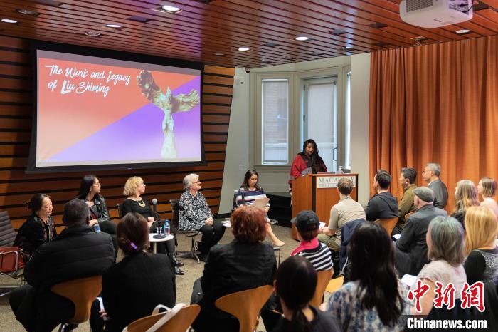 4月11日，紐約市立大學(xué)麥考利榮譽(yù)學(xué)院院長(zhǎng)達(dá)拉·伯恩主持劉士銘雕塑作品《想飛的人》收藏揭幕儀式?！⑹裤懰囆g(shù)基金會(huì) 供圖