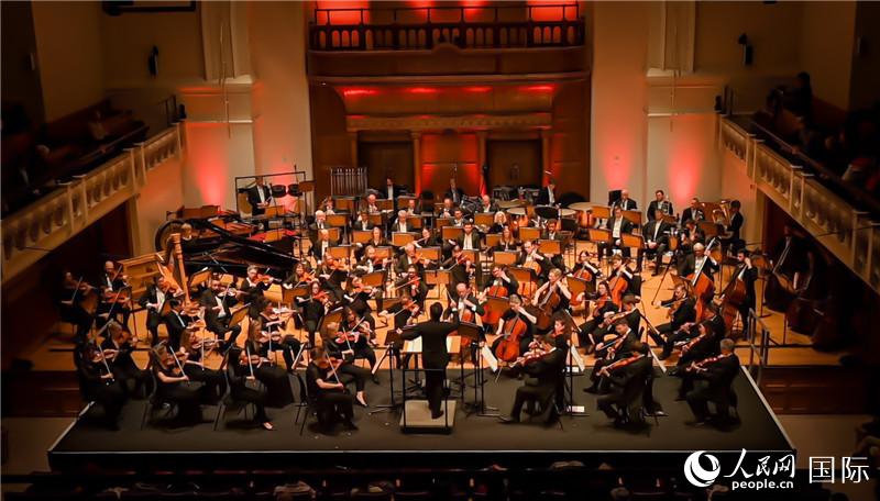 “東西之間”交響音樂(lè)會(huì)在倫敦舉辦。人民網(wǎng) 郭錦標(biāo)攝