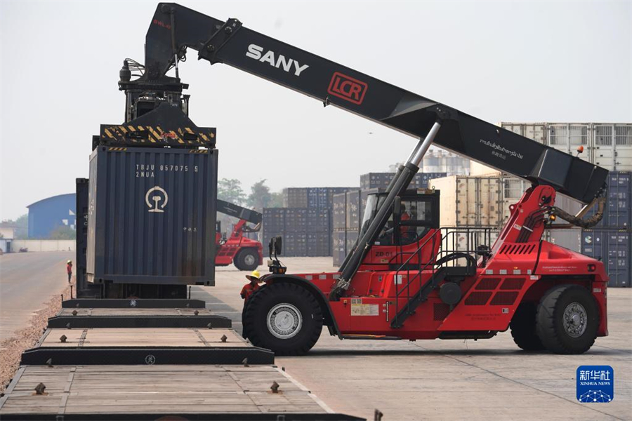 4月15日，老中鐵路有限公司的工人在老撾萬象南站裝載貨物。萬象南站是中老鐵路老撾段主要貨運(yùn)站，靠近老撾與泰國邊境。因其獨(dú)特的地理位置和物流轉(zhuǎn)運(yùn)配送區(qū)位優(yōu)勢，萬象南站成為中老泰等國貨物中轉(zhuǎn)的“旱碼頭”。新華社記者 邢廣利 攝