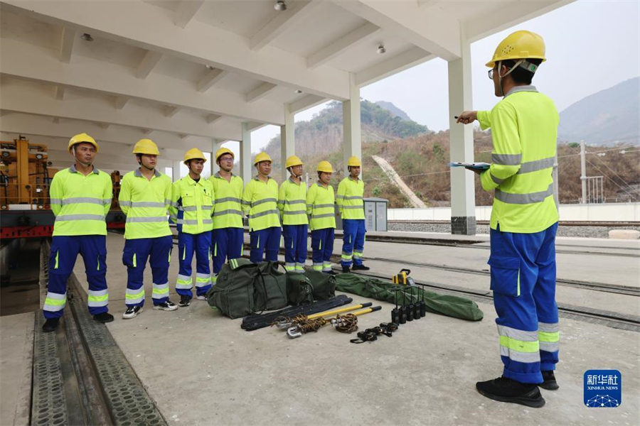 4月17日，瑯勃拉邦維保管理中心的工人在老撾瑯勃拉邦站附近進(jìn)行接觸網(wǎng)維修保養(yǎng)演練。瑯勃拉邦維保管理中心由中國(guó)鐵路昆明局集團(tuán)公司普洱基礎(chǔ)設(shè)施段按異地車間管理，根據(jù)昆明鐵路局與老中鐵路有限公司簽訂的中老鐵路固定設(shè)備維管合同，負(fù)責(zé)老撾境內(nèi)磨丁至萬(wàn)象南段工務(wù)、供電、信號(hào)等固定設(shè)備養(yǎng)護(hù)維修及管理工作。新華社記者 邢廣利 攝