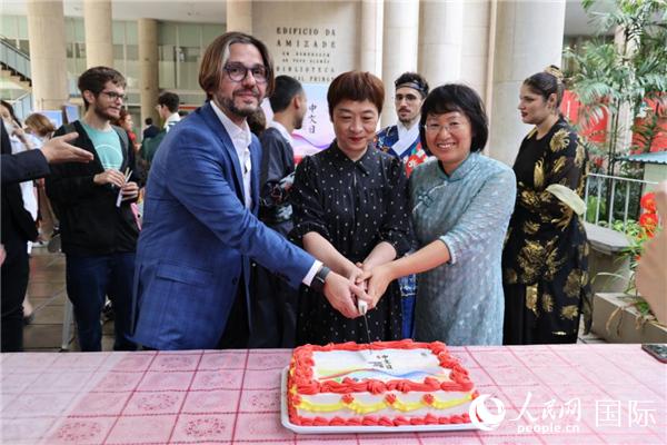 活動現(xiàn)場，田敏總領(lǐng)事與里約天主教大學孔子學院中外方院長共同切蛋糕祝賀中文日活動成功舉辦。人民網(wǎng)記者時元皓 攝