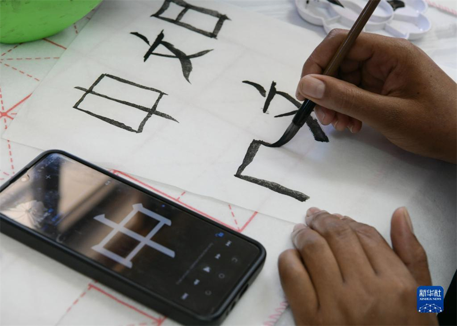 4月18日，肯尼亞學(xué)生在內(nèi)羅畢大學(xué)孔子學(xué)院舉辦的活動(dòng)上寫(xiě)毛筆字?？夏醽唭?nèi)羅畢大學(xué)孔子學(xué)院18日舉辦“中文，增進(jìn)文明對(duì)話”主題活動(dòng)，慶祝即將到來(lái)的第14個(gè)聯(lián)合國(guó)中文日?？夏醽唽W(xué)生參與互動(dòng)，進(jìn)行書(shū)法、剪紙、唱中文歌等活動(dòng)。新華社記者 韓旭 攝