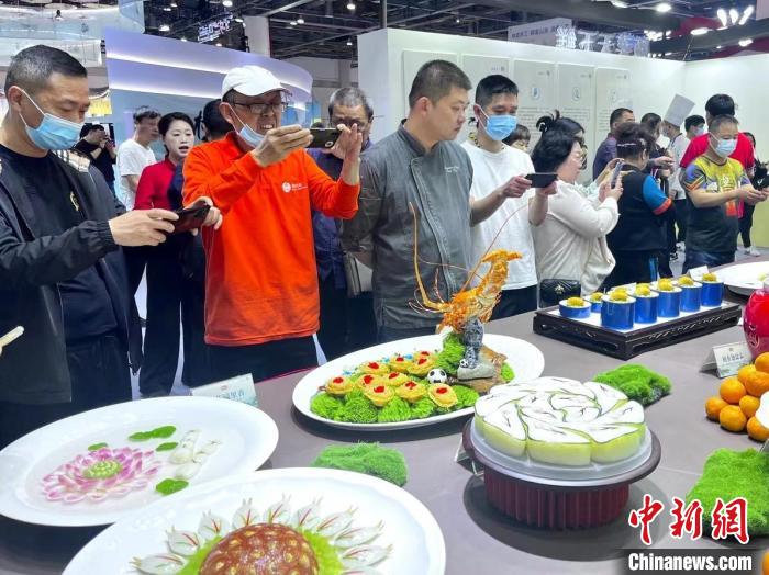 游客對展品充滿興趣?！⊥糨W文 攝