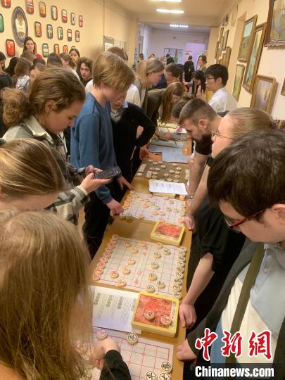 4月21日，莫斯科國立語言大學(xué)孔子學(xué)院附屬中學(xué)舉辦“國際中文日”活動(dòng)，學(xué)生們學(xué)習(xí)中國象棋。　莫斯科國立語言大學(xué)孔子學(xué)院 供圖