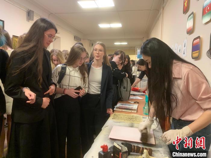 4月21日，莫斯科國立語言大學(xué)孔子學(xué)院附屬中學(xué)舉辦“國際中文日”活動(dòng)，學(xué)生們體驗(yàn)雕版印刷?！∧箍茋⒄Z言大學(xué)孔子學(xué)院 供圖