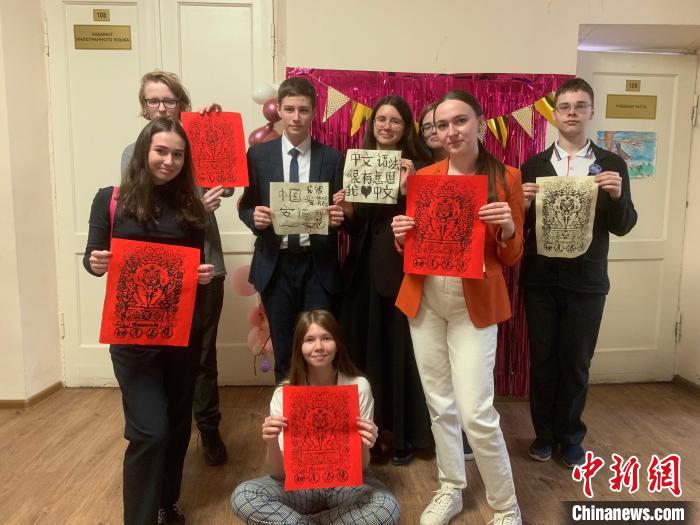 4月21日，莫斯科國立語言大學(xué)孔子學(xué)院附屬中學(xué)舉辦“國際中文日”活動(dòng)，學(xué)生們展示自己的學(xué)習(xí)成果?！∧箍茋⒄Z言大學(xué)孔子學(xué)院 供圖