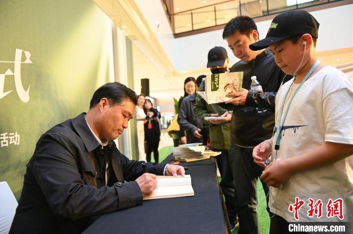 薛濤進(jìn)行圖書簽售?！∮诤Ｑ?攝