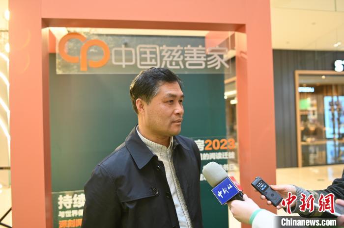 薛濤接受采訪?！∮诤Ｑ?攝