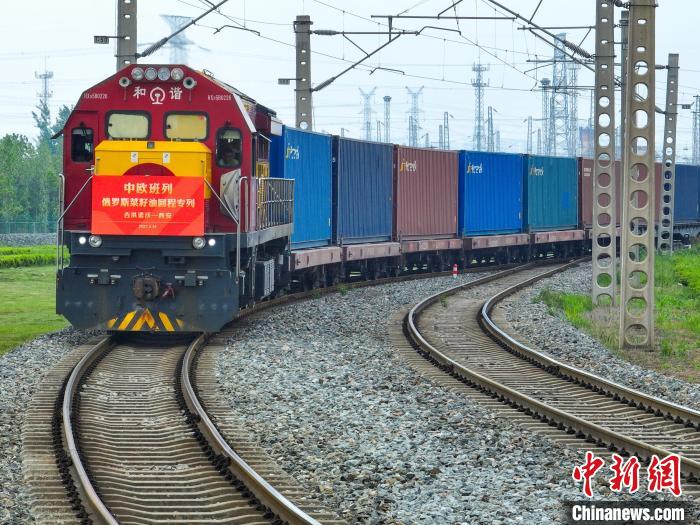 中歐班列長安號俄羅斯菜籽油回程石羊集團專列順利抵達西安國際港站。　西安國際港務區(qū)供圖