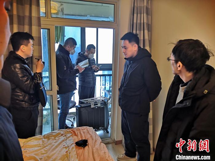 丹東市公安局民警抓捕犯罪嫌疑人，在其家中進(jìn)行搜查。　丹東市公安局供圖