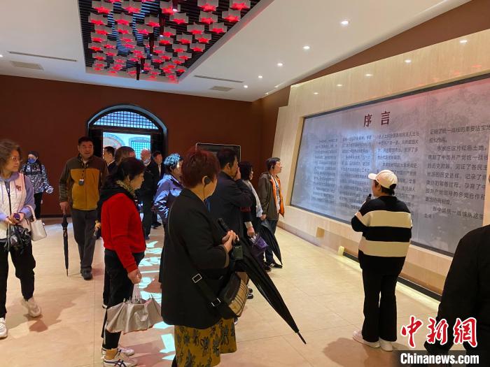 中共中央統(tǒng)戰(zhàn)部舊址里參觀者絡(luò)繹不絕?！±顣詡?攝