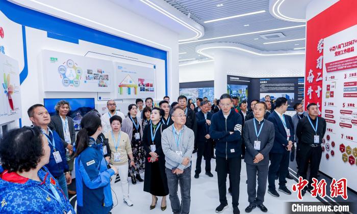 僑商、僑胞們考察金漪湖科創(chuàng)智造平臺(tái)重大基礎(chǔ)設(shè)施項(xiàng)目?！≈鬓k方供圖