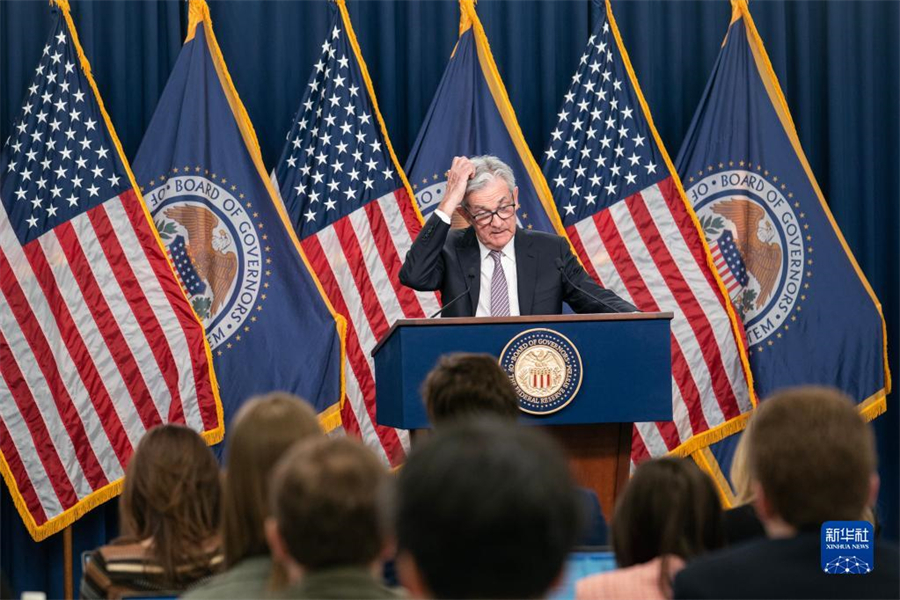 5月3日，美國(guó)聯(lián)邦儲(chǔ)備委員會(huì)主席鮑威爾在華盛頓出席新聞發(fā)布會(huì)。美國(guó)聯(lián)邦儲(chǔ)備委員會(huì)3日結(jié)束為期兩天的貨幣政策會(huì)議，宣布再次將聯(lián)邦基金利率目標(biāo)區(qū)間上調(diào)25個(gè)基點(diǎn)到5%至5.25%之間。新華社記者劉杰攝