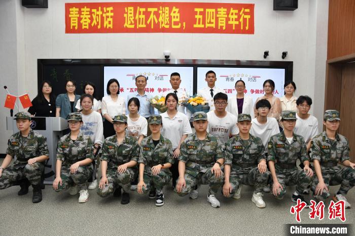受邀功臣同師生代表合影。　漳州市退役軍人事務(wù)局供圖