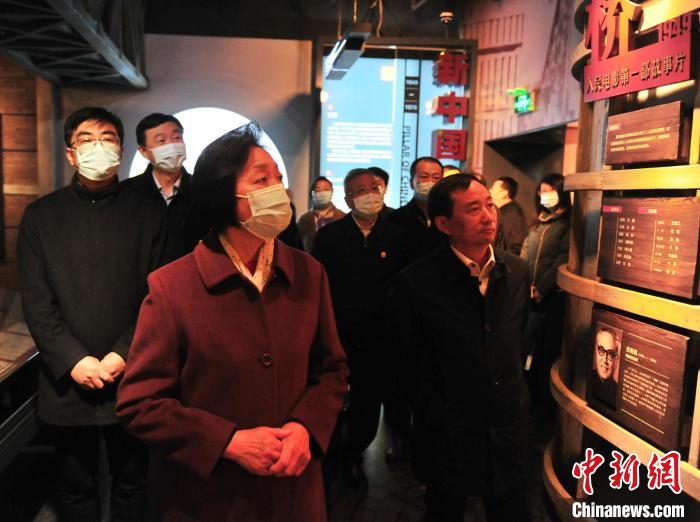 臺盟中央主席蘇輝近日率調(diào)研組赴吉林開展重點考察調(diào)研。圖為在長影舊址博物館考察吉林特色文化產(chǎn)業(yè)發(fā)展?！「啐埌?攝