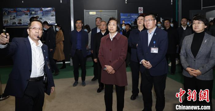 臺盟中央主席蘇輝近日率調(diào)研組赴吉林、遼寧開展重點考察調(diào)研。圖為在中航工業(yè)沈陽飛機設(shè)計研究所調(diào)研。　臺盟中央供圖