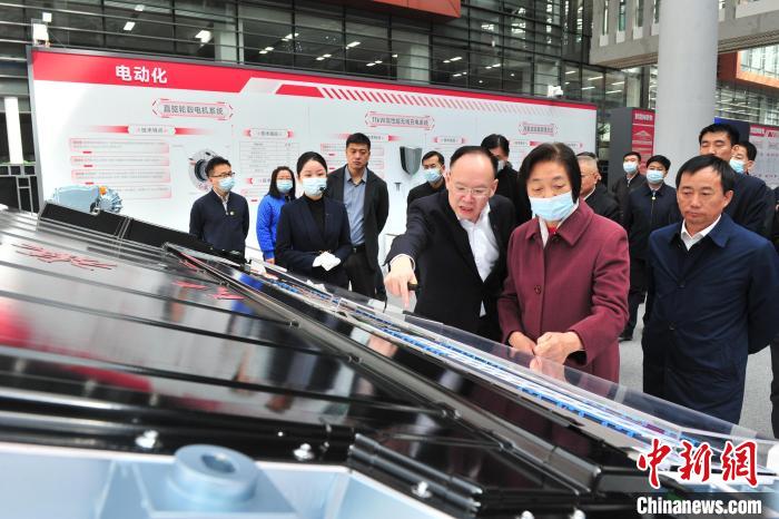 臺盟中央主席蘇輝近日率調(diào)研組赴吉林開展重點考察調(diào)研。圖為在中國第一汽車集團有限公司調(diào)研?！「啐埌?攝