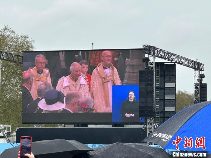 當(dāng)?shù)貢r(shí)間5月6日，英國(guó)國(guó)王查爾斯三世的加冕儀式舉行。民眾雨中觀看儀式?！W陽(yáng)開(kāi)宇 攝