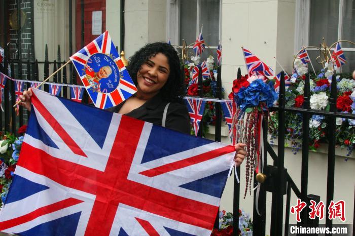 當(dāng)?shù)貢r(shí)間5月6日，英國(guó)國(guó)王查爾斯三世的加冕儀式舉行。圖為前往觀禮區(qū)的民眾?！埰?攝