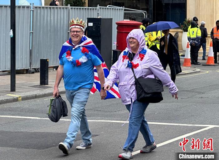 當(dāng)?shù)貢r(shí)間5月6日，英國(guó)國(guó)王查爾斯三世的加冕儀式舉行。圖為前往觀禮區(qū)的民眾。　歐陽(yáng)開(kāi)宇 攝