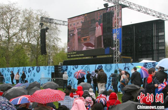 當(dāng)?shù)貢r(shí)間5月6日，英國(guó)國(guó)王查爾斯三世的加冕儀式舉行。民眾雨中觀看儀式?！W陽(yáng)開(kāi)宇 攝