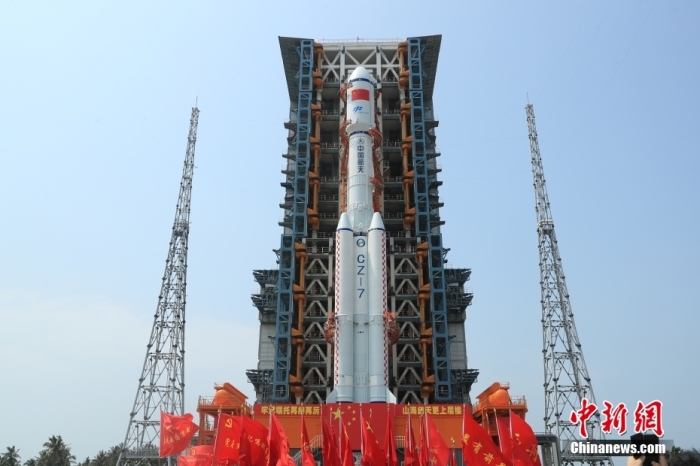 圖為轉(zhuǎn)運(yùn)現(xiàn)場。攝影 邱立軍 黃國暢