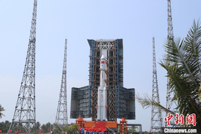 北京時(shí)間5月7日，天舟六號(hào)貨運(yùn)飛船與長(zhǎng)征七號(hào)遙七運(yùn)載火箭組合體垂直轉(zhuǎn)運(yùn)至發(fā)射區(qū)?！∏窳④?黃國(guó)暢 攝