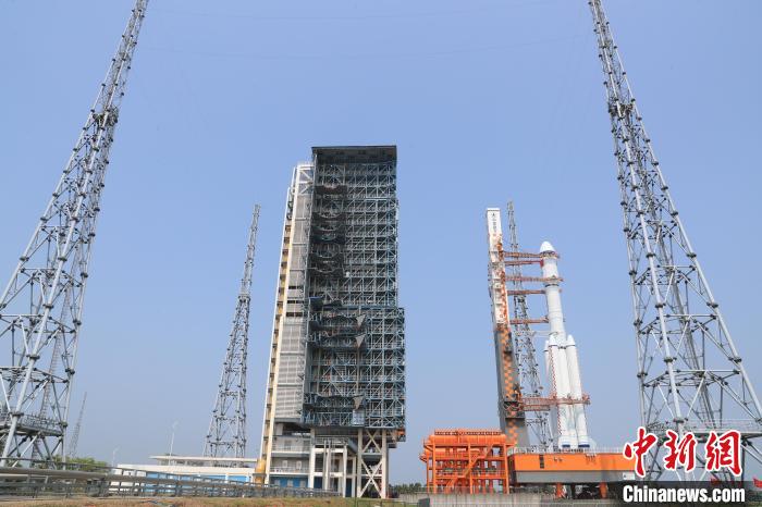 北京時(shí)間5月7日，天舟六號(hào)貨運(yùn)飛船與長(zhǎng)征七號(hào)遙七運(yùn)載火箭組合體垂直轉(zhuǎn)運(yùn)至發(fā)射區(qū)?！∏窳④?黃國(guó)暢 攝