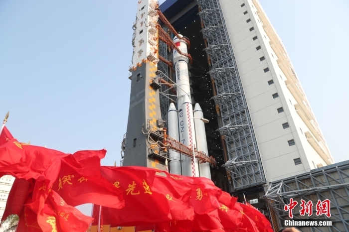 圖為轉(zhuǎn)運現(xiàn)場。攝影 邱立軍 黃國暢