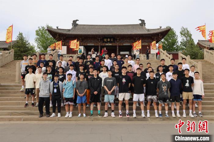 比賽結(jié)束后，兩岸學(xué)生參訪高平炎帝陵?！≈鬓k方供圖