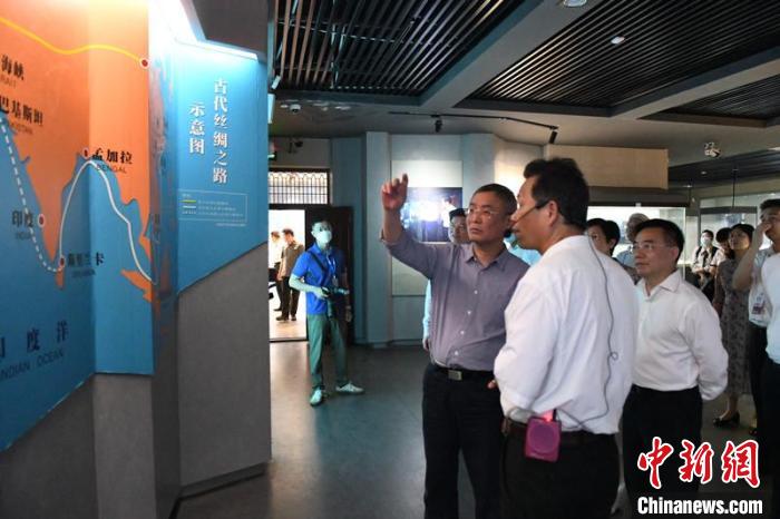 圖為蔡達峰一行在合浦漢代文化博物館考察?！×趾?攝