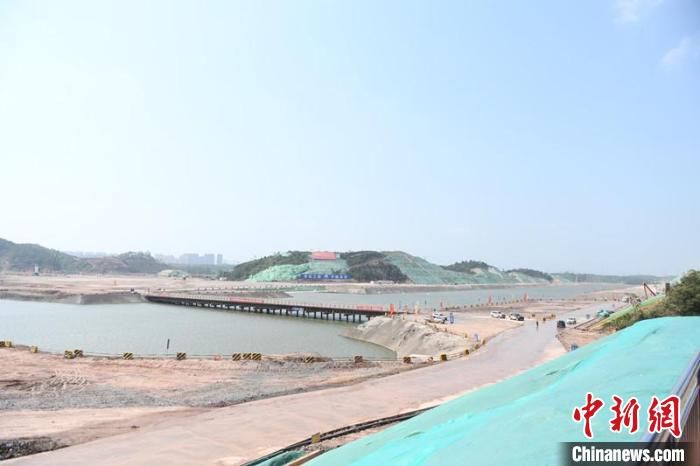 圖為平陸運河青年樞紐工程項目現(xiàn)場?！×趾?攝