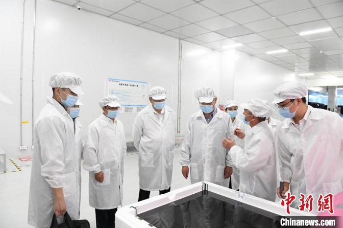 圖為蔡達峰一行在惠科電子(北海)科技產業(yè)園調研?！×趾?攝