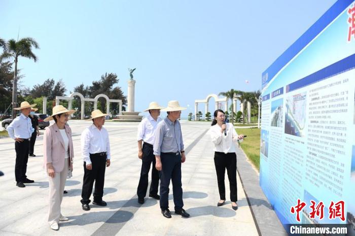 圖為蔡達峰一行了解北海銀灘景區(qū)改造提升工程情況?！×趾?攝