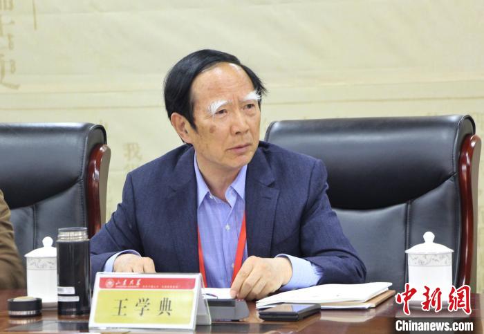 山東大學儒學高等研究院執(zhí)行院長、《文史哲》雜志主編王學典主持首場主題發(fā)言?！≮w曉 攝