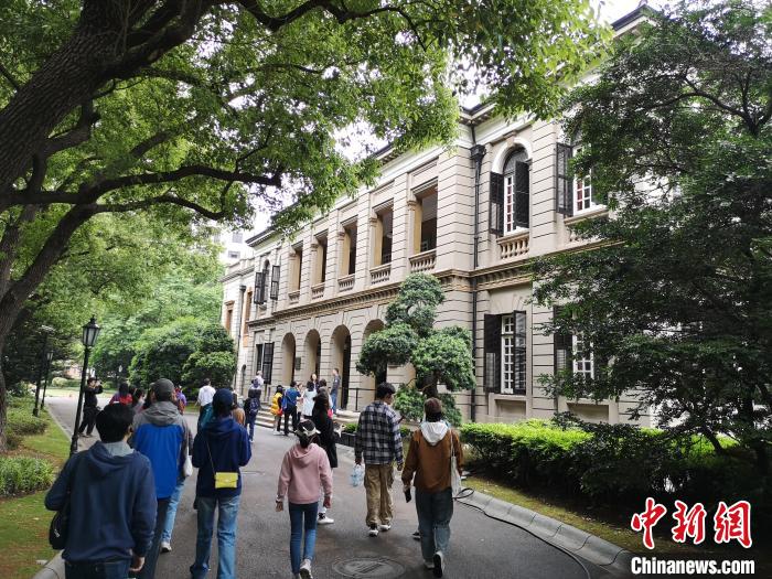 新階層人士參觀英國駐滬領(lǐng)事館?！》队畋?攝