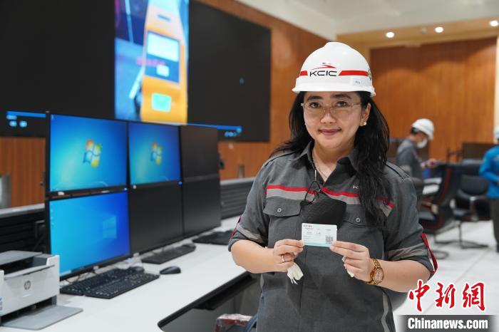 5月8日，客票系統(tǒng)負(fù)責(zé)人展示樣票。趙玅圓 攝