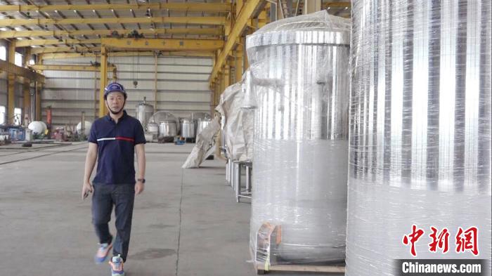 汪光典在不銹鋼罐體生產(chǎn)車間?！垈髅?攝