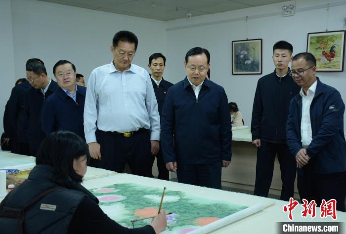 致公黨中央主席蔣作君近日率調(diào)研組赴山東開展重點考察調(diào)研。圖為在菏澤市巨野縣書畫院調(diào)研?！五?攝