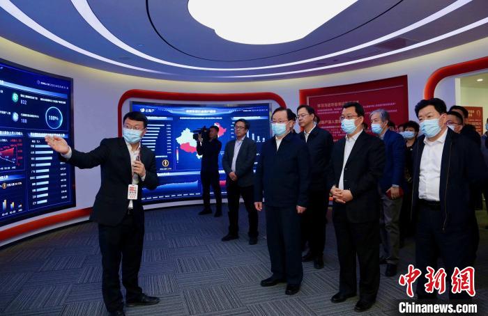 致公黨中央主席蔣作君率調(diào)研組赴天津開展重點考察調(diào)研。圖為在云賬戶共享經(jīng)濟信息咨詢有限公司調(diào)研?！⒖∩n 攝