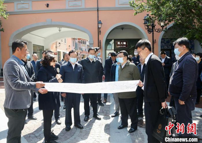 致公黨中央主席蔣作君近日率調(diào)研組赴天津開展重點考察調(diào)研。圖為在佛羅倫薩小鎮(zhèn)調(diào)研?！⒖∩n 攝