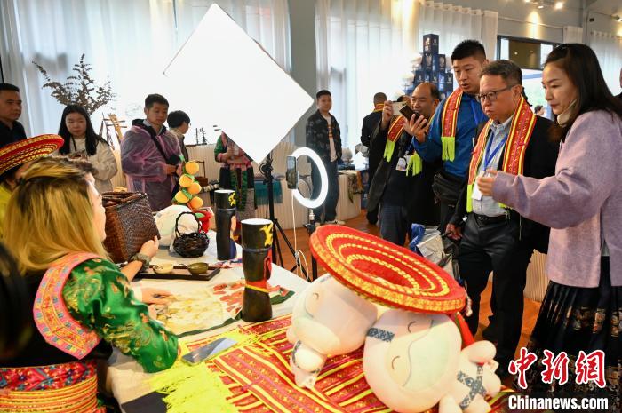 東盟國(guó)家媒體記者了解雪峰山非遺出海直播?！堊?攝