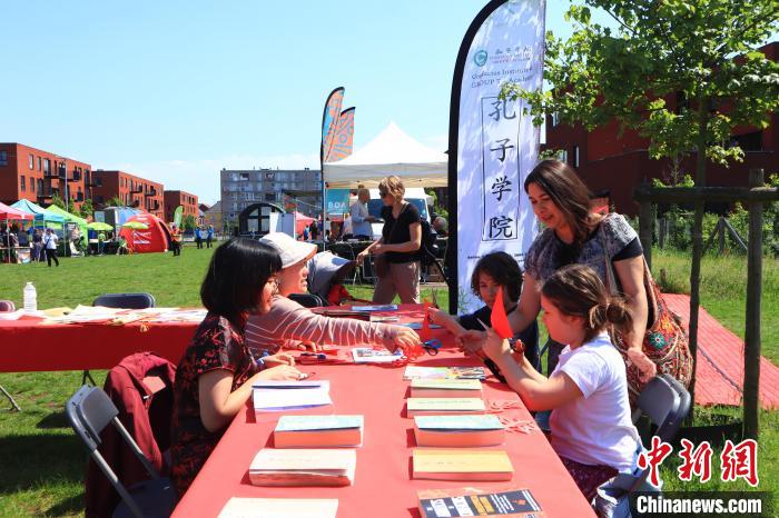 孩子們在工作坊學(xué)習(xí)剪紙。　魯汶孔子學(xué)院供圖