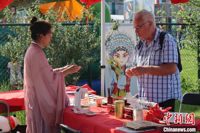 當(dāng)?shù)孛癖妳⒓又袊杞榻B和品茶活動?！◆斻肟鬃訉W(xué)院供圖